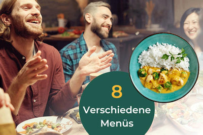 Drei Freunde lachen gemeinsam bei Curry und Reis – entdecke Klassiker aus aller Welt von HOFMANNs.