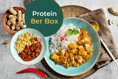 Zwei Schüsseln Curry mit Reis und Mais; HOFMANNs Protein-Box, die ideale Eiweiß-Mahlzeit.