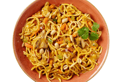 Asia-Erdnuss-Nudeln von Hofmanns Shop mit Wok-Gemüse, Kräutern, Erdnüssen und Koriandergarnitur.