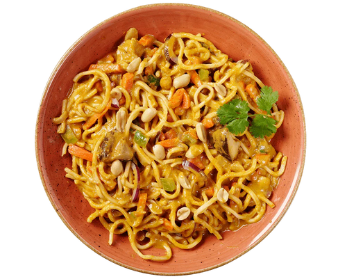 Eine Schüssel HOFMANNs Asia-Erdnuss-Nudeln mit Wok-Gemüse und Koriander, serviert in einer orangefarbenen Schale.