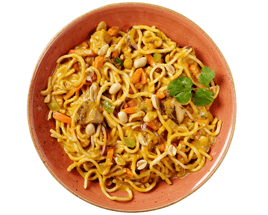 Asia-Erdnuss-Nudeln von Hofmanns Shop mit Wok-Gemüse, Kräutern, Erdnüssen und Koriandergarnitur.