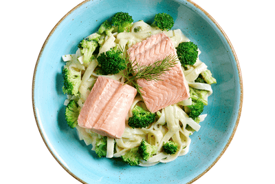 Bandnudeln mit Wildlachs von Hofmanns Shop, serviert mit Brokkoli und Dill garniert.