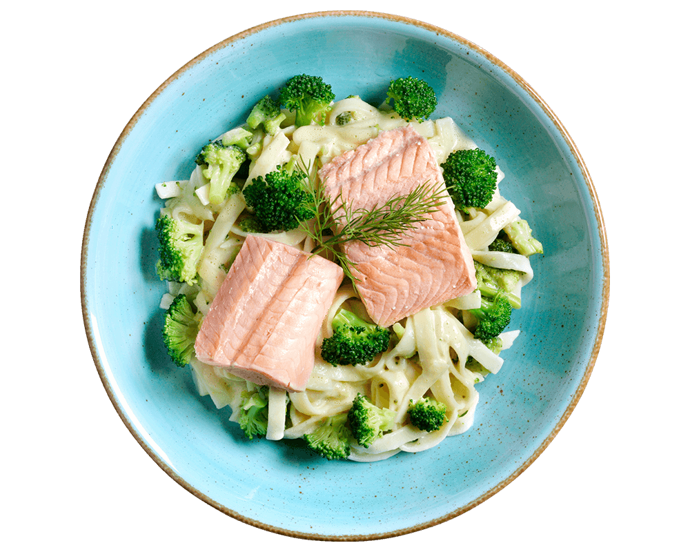 Bandnudeln mit Wildlachs von Hofmanns Shop, serviert mit Brokkoli und Dill garniert.