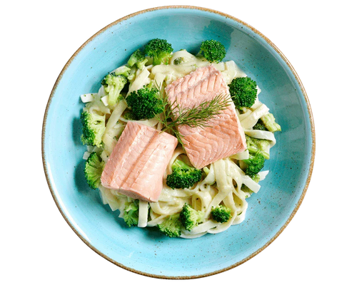 Bandnudeln mit Wildlachs von Hofmanns Shop, serviert mit Brokkoli und Dill garniert.