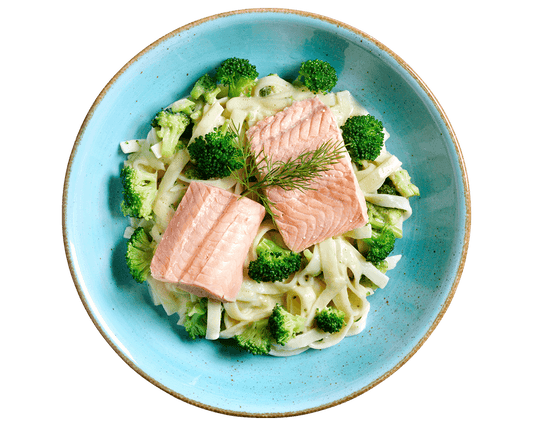 Bandnudeln mit Wildlachs von Hofmanns Shop, serviert mit Brokkoli und Dill garniert.