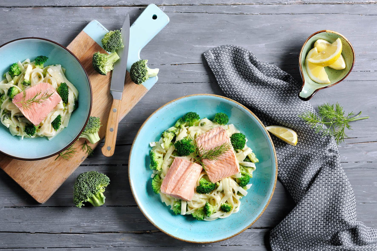 Zwei Schüsseln HOFMANNs Fit & Free-Box Pasta mit Brokkoli, Lachs, Zitrone und frischem Dill auf dem Tisch.