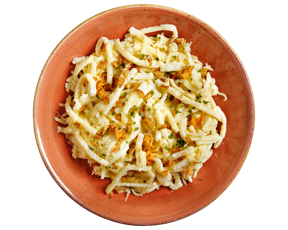BIO Herzhafte Käsespätzle* von Hofmanns Shop mit knusprigen Zwiebeln und frischen Kräutern.