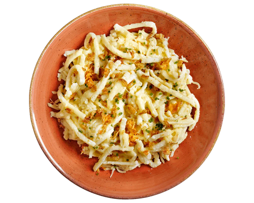 BIO Herzhafte Käsespätzle* von Hofmanns Shop mit knusprigen Zwiebeln und frischen Kräutern.