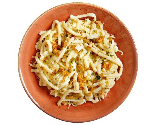 BIO Herzhafte Käsespätzle* von Hofmanns Shop mit knusprigen Zwiebeln und frischen Kräutern.