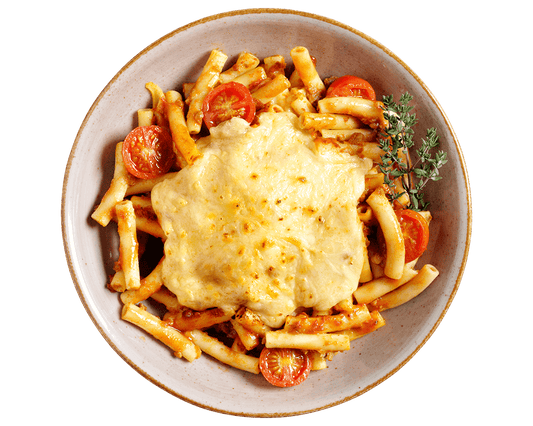 Hofmanns Shop Bolognese-Auflauf mit Kirschtomaten und frischen Kräutern.