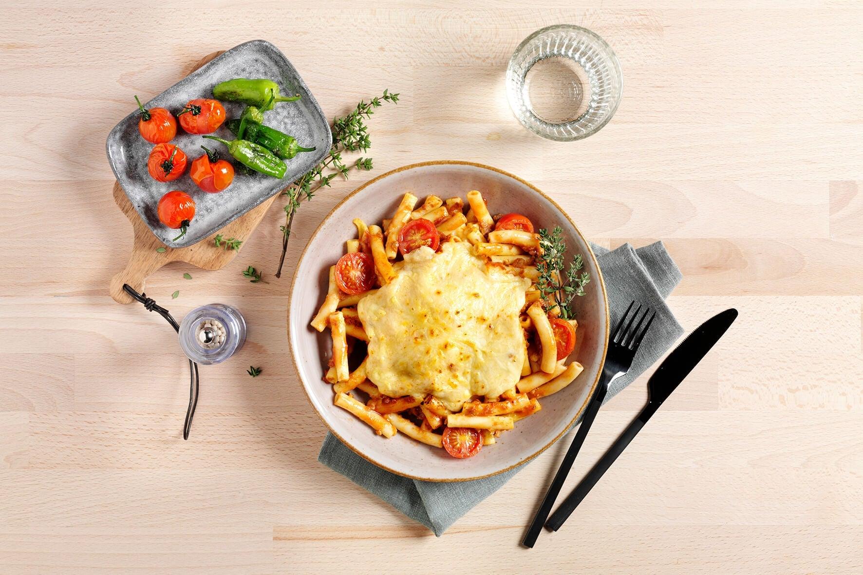 Bolognese-Auflauf von Hofmanns Shop: Überbackene Nudeln mit Käse, Tomaten, Fleischsoße und geröstetem Gemüse.
