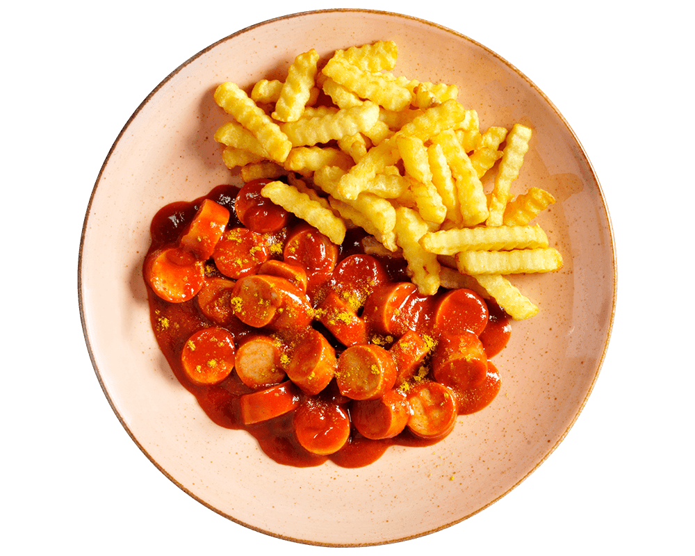 Currywurst „Hot Chili“ von Hofmanns Shop serviert mit Pommes, roter Sauce und Madras-Curry-Gewürz.