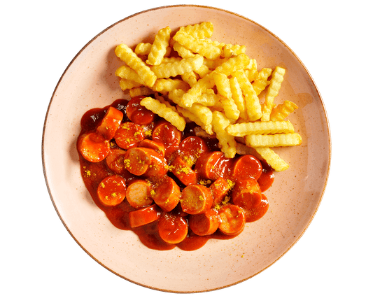 Currywurst „Hot Chili“ von Hofmanns Shop serviert mit Pommes, roter Sauce und Madras-Curry-Gewürz.