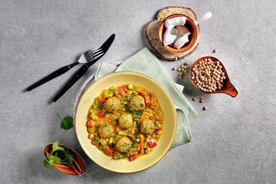 HOFMANNs Mediterrane-Box bringt Genussmomente mit Gemüsecurry und Teigtaschen auf schickem Grau.