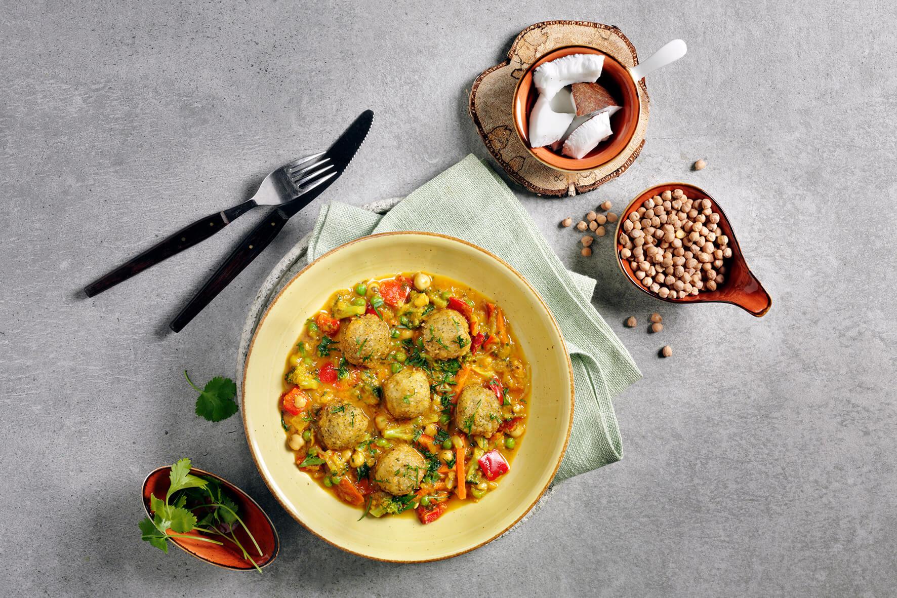 HOFMANNs Mediterrane-Box bringt Genussmomente mit Gemüsecurry und Teigtaschen auf schickem Grau.