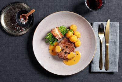 Zartes Filetsteak von Hofmanns Shop mit Pfefferrahmsoße, Bohnen, Bacon, Kartoffeln & Getränk.