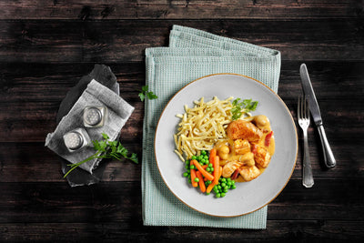 Genießen Sie HOFMANNs Geflügel-Box: Hähnchen, Spätzle, Erbsen, Karotten & Zwiebeln in Restaurantqualität.