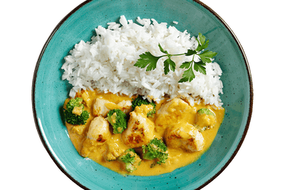 Ein türkisfarbener Teller mit Hofmanns Shop Gelbes Curry „Butter Chicken Style“, Basmatireis und Brokkoli.