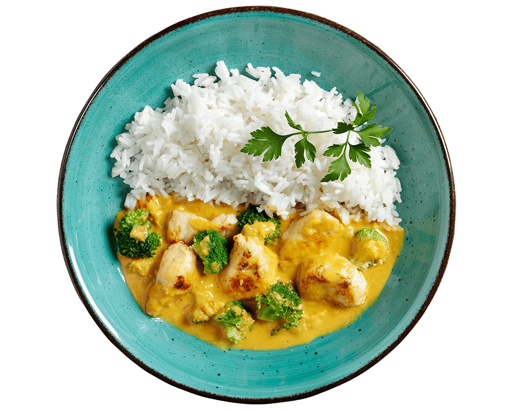 Ein türkisfarbener Teller mit Hofmanns Shop Gelbes Curry „Butter Chicken Style“, Basmatireis und Brokkoli.