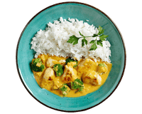 Ein türkisfarbener Teller mit Hofmanns Shop Gelbes Curry „Butter Chicken Style“, Basmatireis und Brokkoli.