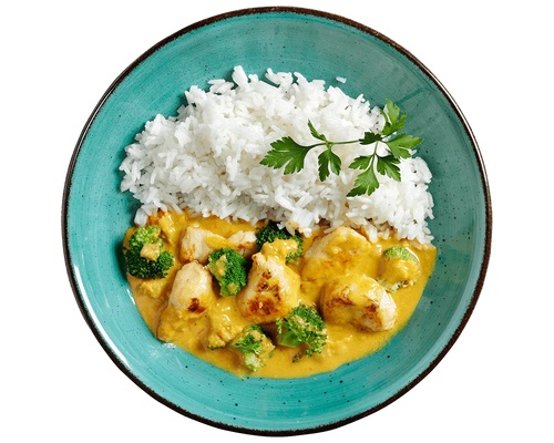 Ein blauer Teller mit HOFMANNs „Gelbes Curry“ nach „Butter Chicken“-Art, Brokkoli, Basmatireis und Petersilie.