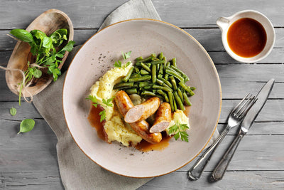 Würstchen, Kartoffelpüree, Bohnen & Soße – perfekt für HOFMANNs Fit & Free-Box und proteinreich.