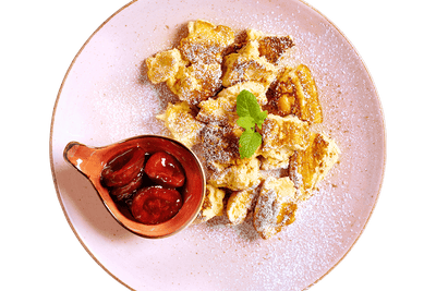 Kaiserschmarrn mit Zwetschkenröster von Hofmanns Shop, serviert mit Minzgarnitur.