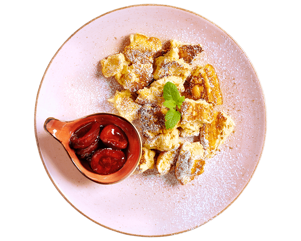 Kaiserschmarrn mit Zwetschkenröster von Hofmanns Shop, serviert mit Minzgarnitur.