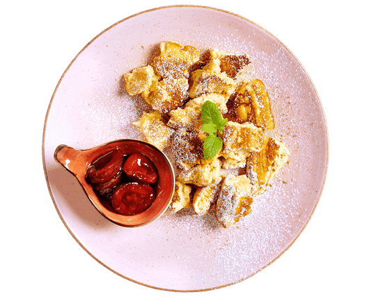 Kaiserschmarrn mit Zwetschkenröster von Hofmanns Shop, serviert mit Minzgarnitur.