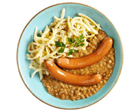 Ein blauer Teller mit Hofmanns Shop Linsengericht „Schwäbische Art“, zwei Würstchen, Käse und Petersilie.