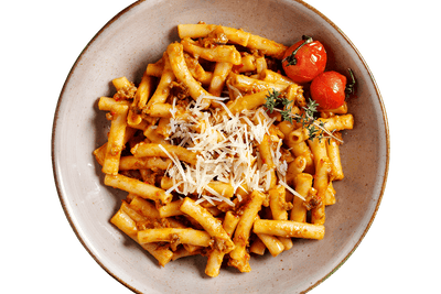 Maccaroni a la Bolognese von Hofmanns Shop – Ihr perfektes Tiefkühlgericht mit Käse und Kirschtomaten.