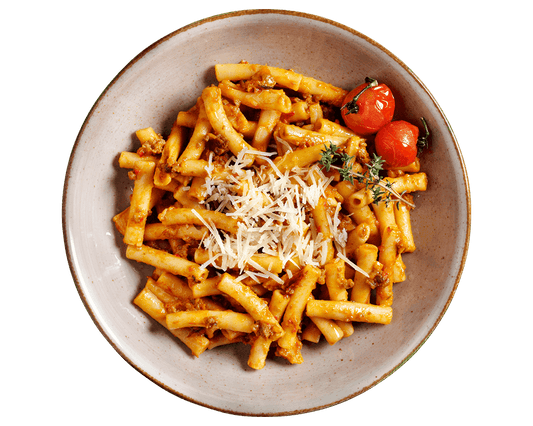 Maccaroni a la Bolognese von Hofmanns Shop – Ihr perfektes Tiefkühlgericht mit Käse und Kirschtomaten.