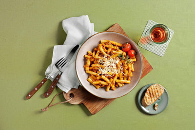 Klassiker aus aller Welt von HOFMANNs: Pasta, Tomatensauce, Käse, Brot & Getränk.