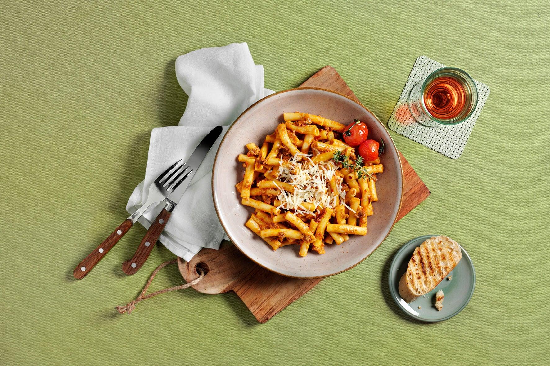 Klassiker aus aller Welt von HOFMANNs: Pasta, Tomatensauce, Käse, Brot & Getränk.
