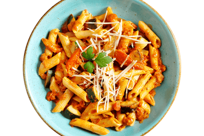 Hofmanns Shop Penne al Arrabiata: Pasta mit würziger Tomatensauce, Gemüse, Käse und Petersilie.