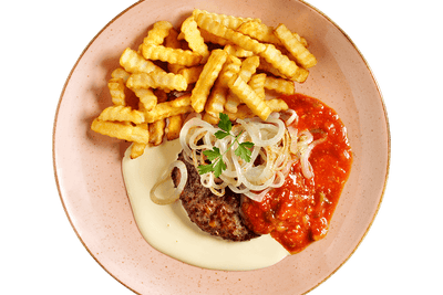 Ein Teller mit Hofmanns Shop Rinderhacksteak „Rot-Weiß“, Pommes, Käse, Zwiebeln und Petersilie.