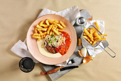 HOFMANNs Sattmacher der Extraklasse: Fleischpflanzerl mit Tomatensoße, Zwiebeln und Kartoffelpüree.