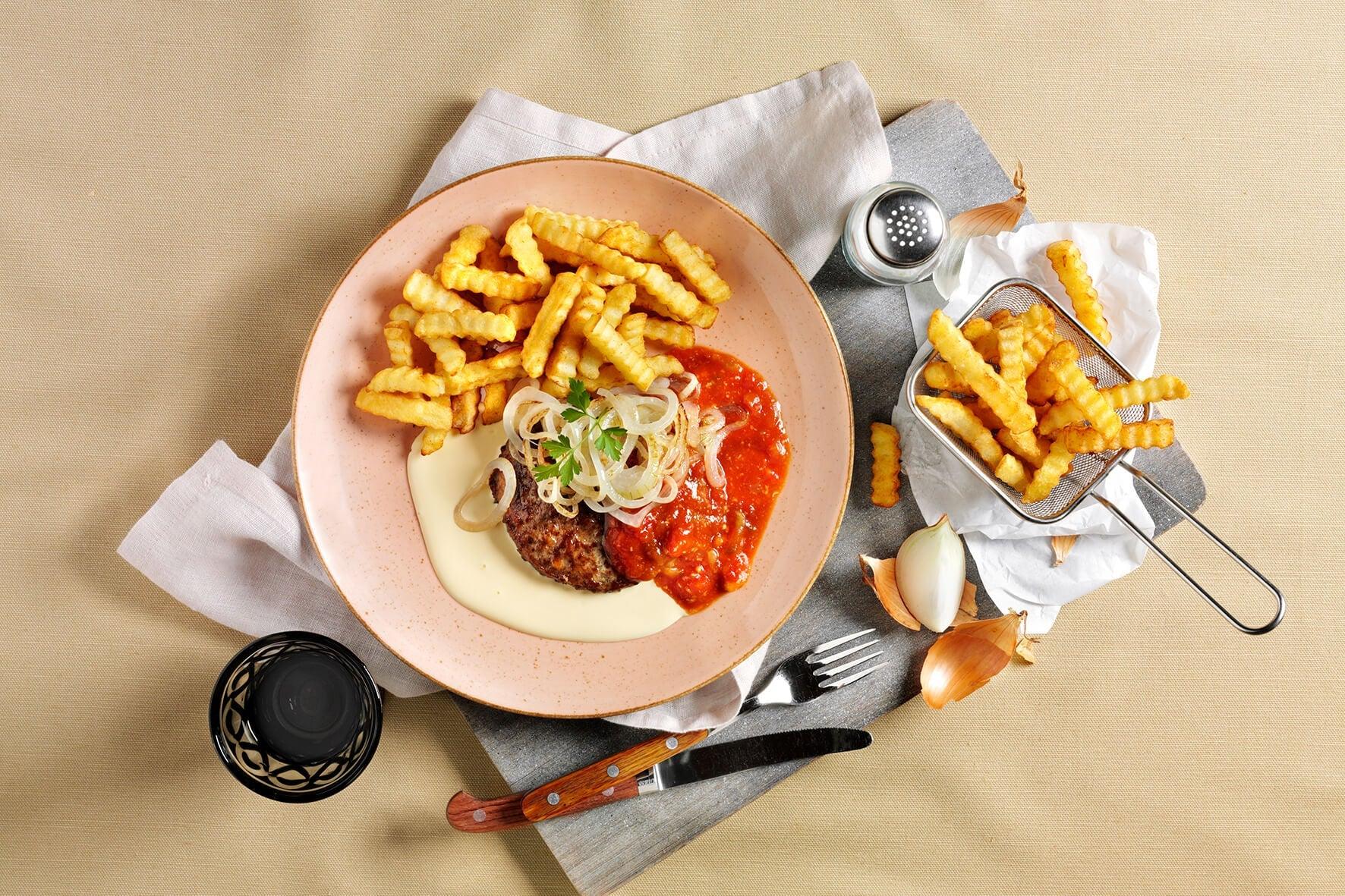 HOFMANNs Sattmacher der Extraklasse: Fleischpflanzerl mit Tomatensoße, Zwiebeln und Kartoffelpüree.