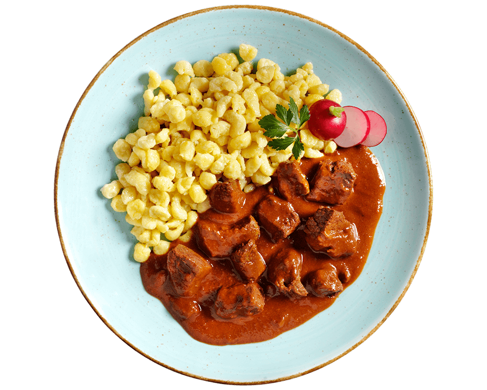 Hofmanns Shop Rindsgulasch serviert mit gelben Knödeln, Petersilie und Radieschenscheiben.
