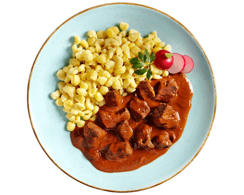 Hofmanns Shop Rindsgulasch serviert mit gelben Knödeln, Petersilie und Radieschenscheiben.