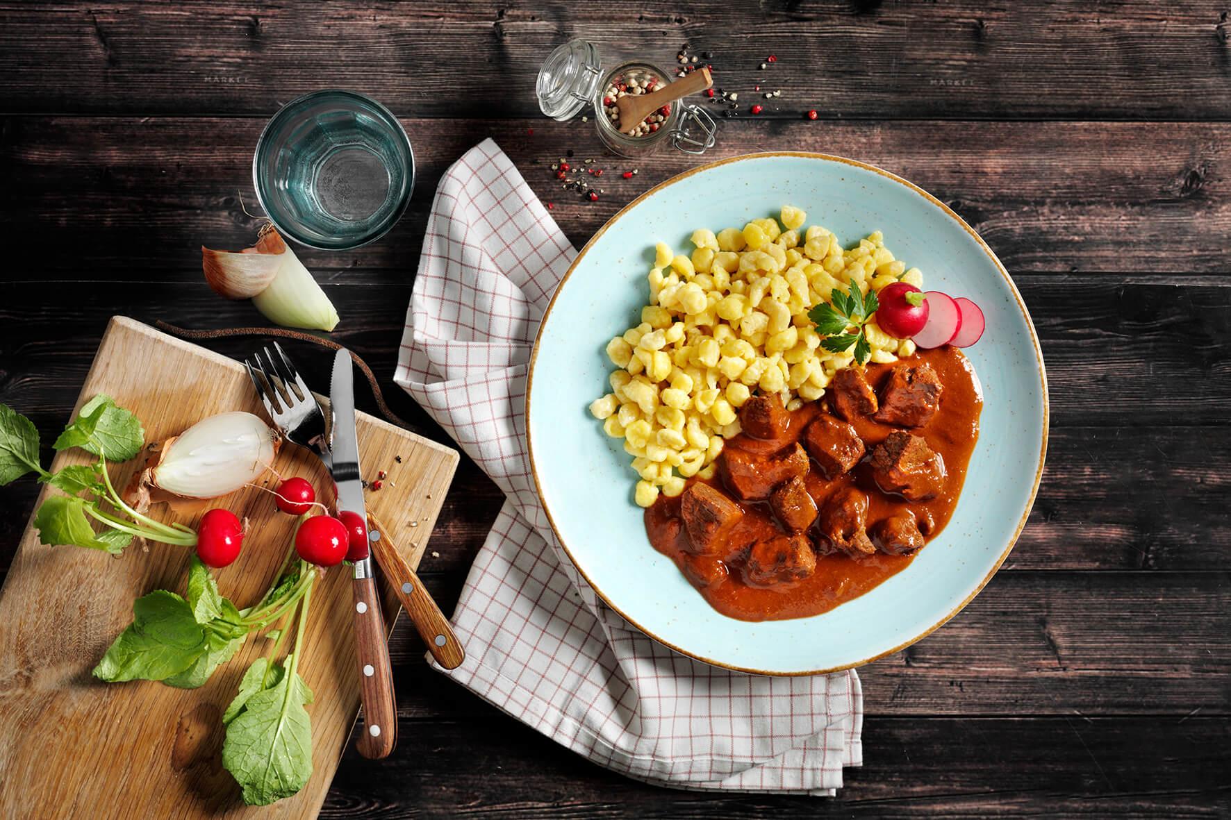 Rindsgulasch von Hofmanns Shop mit Pasta und Radi – Klassiker der österreichischen Küche auf Ihrem Teller.