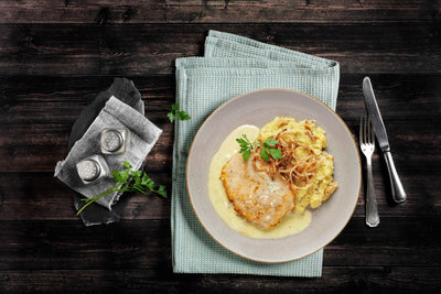 HOFMANNs Omas Verwöhnmenü: Schweinekotelett mit Sauce und Kartoffelpüree – nostalgischer Genuss.
