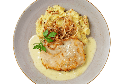 Hofmanns Shop Röstzwiebel-Schnitzel mit Kartoffelpüree, Champignon-Sahnesauce und Petersilie.