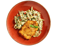 Hofmanns Shop Schnitzel à la Carbonara mit Spinat-Spaghetti, serviert auf einem roten Teller mit Basilikum.