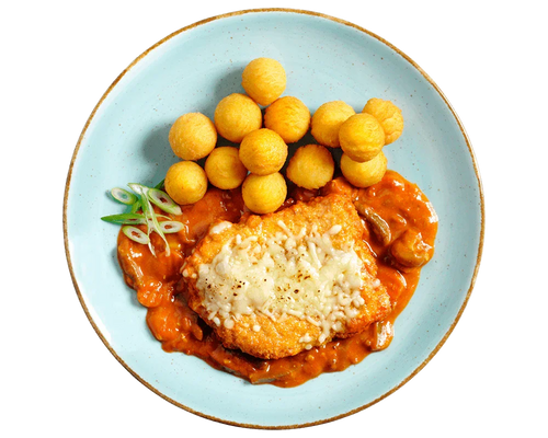 Ein Teller Hofmanns Shop Schweineschnitzel „Mailänder Art“ mit Kartoffelbällchen und Hähnchen-Parmigiana.
