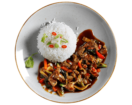 Ein Teller Teriyaki-Rinde von Hofmanns Shop mit Reis, gebratenem Gemüse, Chili und Kräutern.