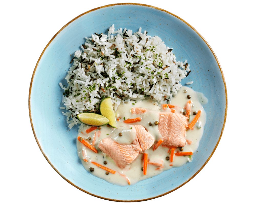 Ein blauer Teller mit Reis, Hofmanns Shop Wildlachs - Grüne Paprika, Karottenstreifen & zwei Limettenspalten.
