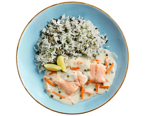Ein blauer Teller mit Reis, Hofmanns Shop Wildlachs - Grüne Paprika, Karottenstreifen & zwei Limettenspalten.