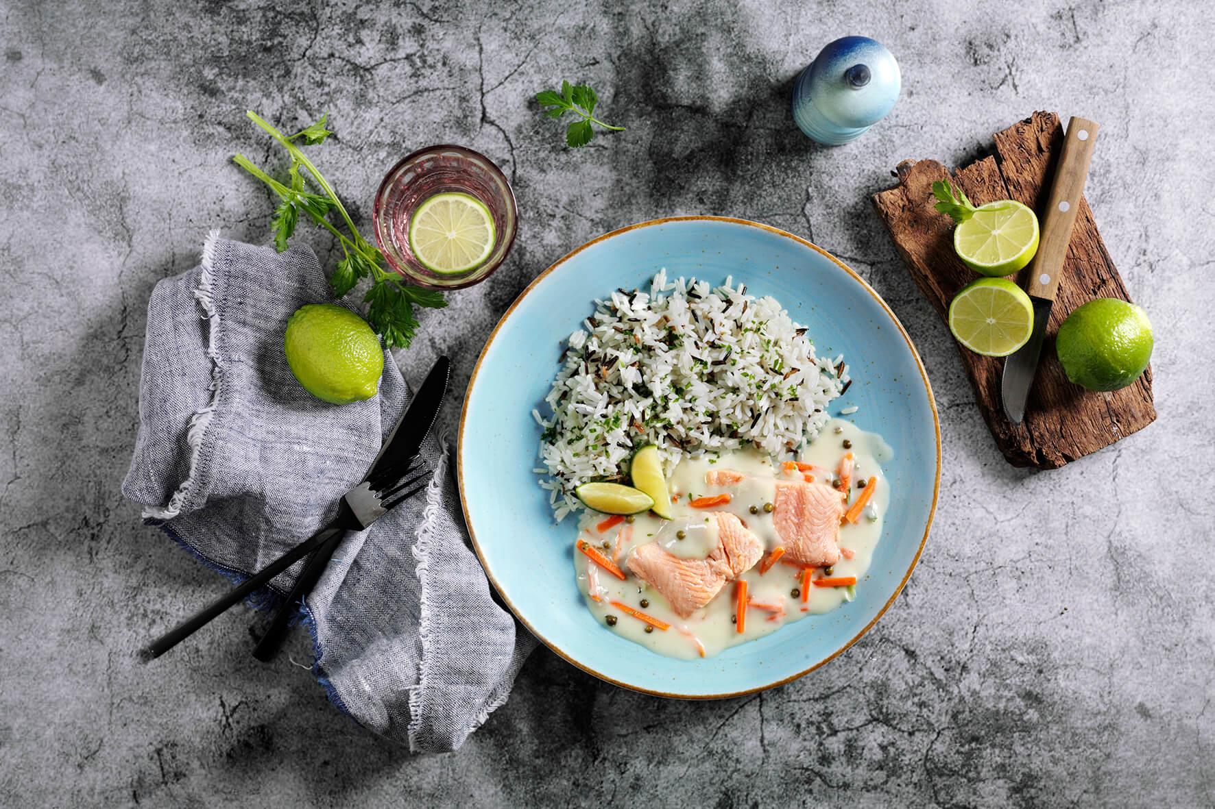 Fisch-Box von HOFMANNs: Reis mit cremigem Lachs, Karotten, Zitrone & Limette.