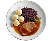 Zarter Sauerbraten von Hofmanns Shop mit Bratensoße, Apfelrotkohl und 3 Kartoffelklöße auf einem Teller.